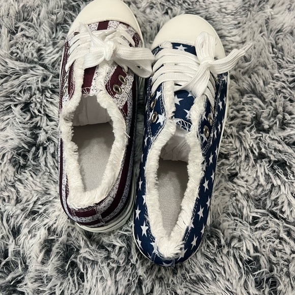 Size 39(7)- Women American flag print flat tennis shoes NWOT - Picture 3 of 3